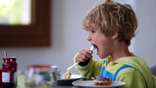 Enfant Pensif Assis Table Petit Déjeuner Mangeant Des Fruits Garçon — Photo