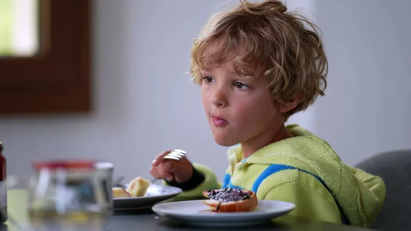 Enfant Pensif Assis Table Petit Déjeuner Mangeant Des Fruits Garçon — Photo