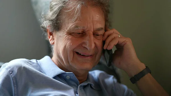 Older Man Talking Cellphone Smiling Happy Senior Talks Smartphone — ストック写真