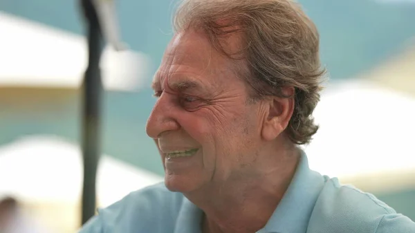 Μεγαλύτερος Άντρας Γελάει Και Χαμογελάει Πορτραίτο Πρεσβύτερος Άνθρωπος Πραγματική Ζωή — Φωτογραφία Αρχείου