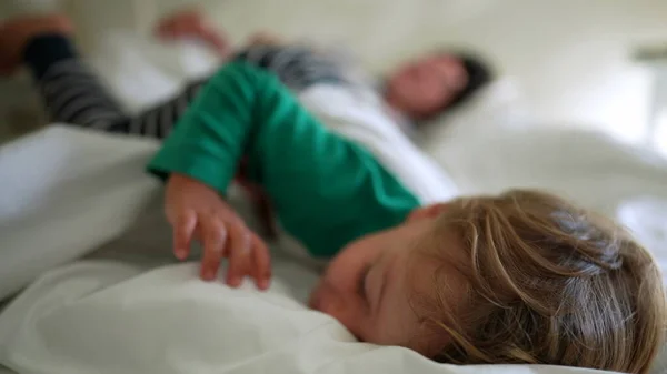 아침에 잠자리에 어머니와 자녀가 일어났다 — 스톡 사진
