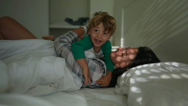 Mutter Und Kind Gemeinsam Morgenbett Beim Aufwachen — Stockfoto