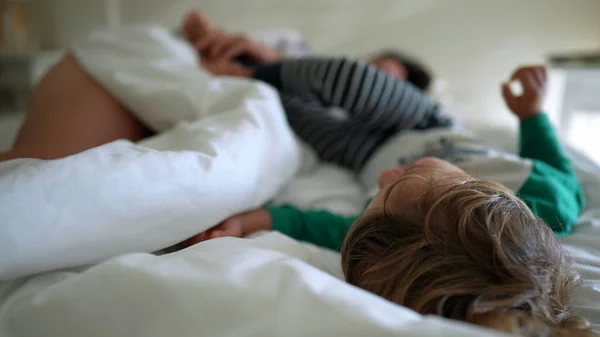 Anya Gyerek Együtt Ébrednek Reggeli Ágyban — Stock Fotó