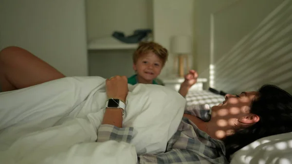 Mãe Filho Cama Manhã Juntos Acordando — Fotografia de Stock