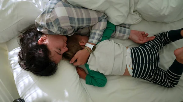 아침에 잠자리에 어머니와 자녀가 일어났다 — 스톡 사진