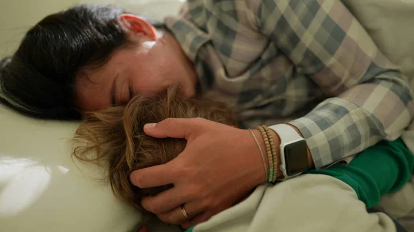 Moeder Kind Knuffelen Samen Bed Ochtend — Stockfoto