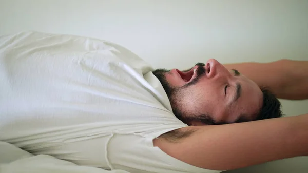 Man Yawning Waking Nap Person Lying Bed Yawns — Stockfoto