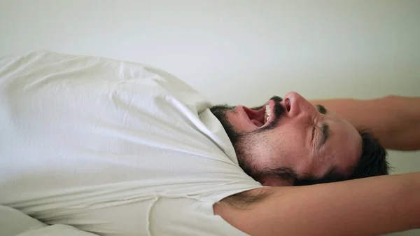 Man Yawning Waking Nap Person Lying Bed Yawns — Stock Photo, Image