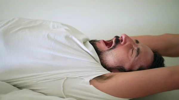Uykudan Uyanan Bir Adam Yatakta Uzanan Biri — Stok fotoğraf