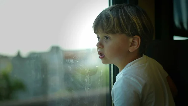 Ένα Μικρό Αγόρι Στο Τρένο Κοιτάζει Έξω Από Παράθυρο — Φωτογραφία Αρχείου
