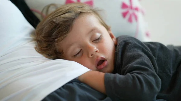 小男孩在睡觉 蹒跚学步的孩子在睡觉 — 图库照片