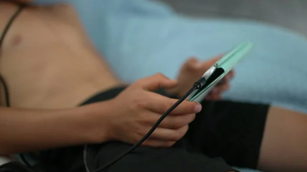 Niño Pequeño Jugando Videojuego Tableta Con Auriculares Con Micrófono — Foto de Stock