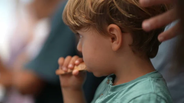 小さな男の子はパンを食べ 子供は食べ物を食べる — ストック写真