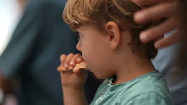 小さな男の子はパンを食べ 子供は食べ物を食べる — ストック写真