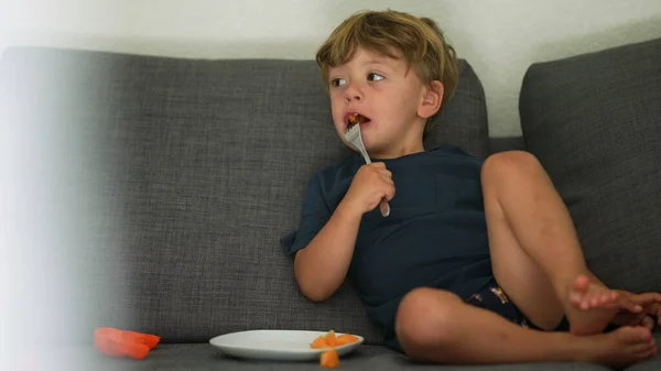 Petit Garçon Mangeant Des Melons Assis Sur Canapé — Photo