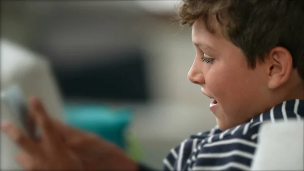 Šťastný Mladý Chlapec Drží Tablet Zařízení — Stock fotografie