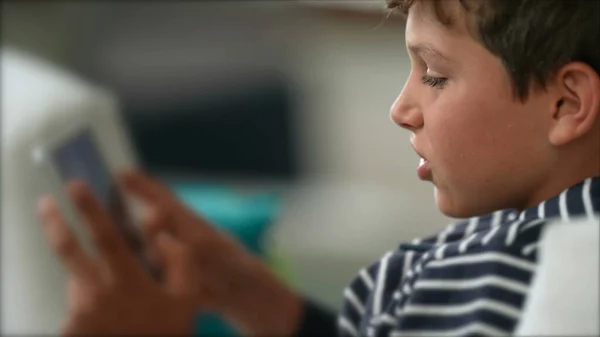 Rapaz Feliz Segurando Dispositivo Tablet — Fotografia de Stock