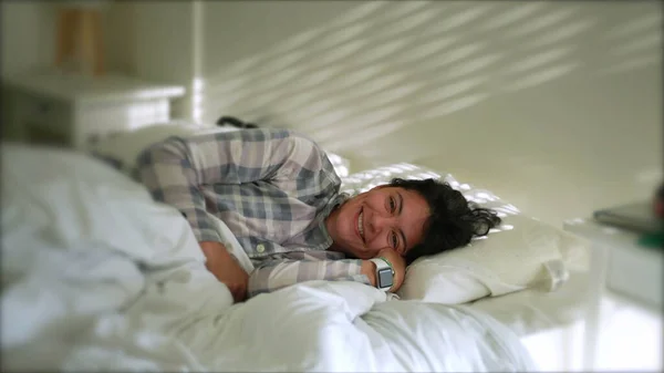 Ευτυχισμένη Γυναίκα Ξαπλωμένη Στο Κρεβάτι Πρωί Χαμογελώντας Χαλαρώνοντας — Φωτογραφία Αρχείου