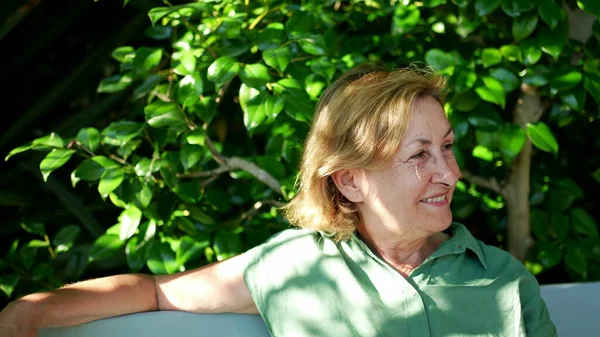 Happy Senior Woman Sitting Park Bench — Foto de Stock