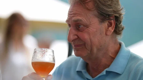 Gelukkige Oudere Man Drinkt Bier Met Vrienden Gesprek — Stockfoto
