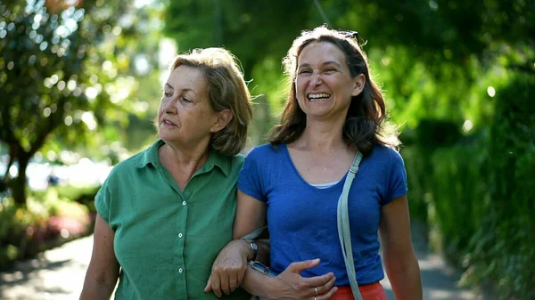 Happy Mother Daughter Walking Together Outdoors Green Urban City Real — Fotografia de Stock