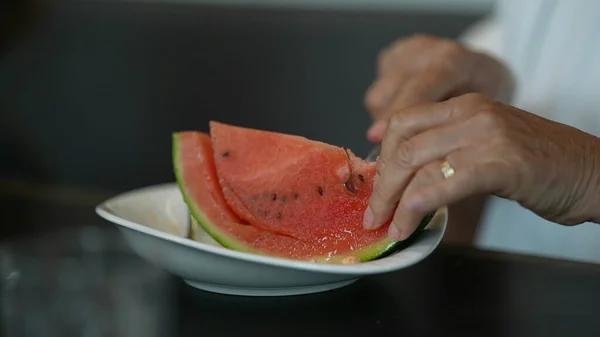 Mão Cortando Fruta Melancia Vermelha — Fotografia de Stock