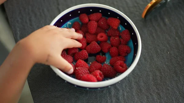 Mão Agarrando Framboesa Fruta Tigela — Fotografia de Stock