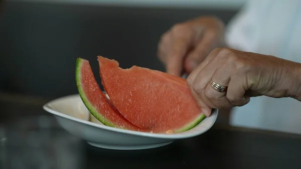 Mão Cortando Fruta Melancia Vermelha — Fotografia de Stock