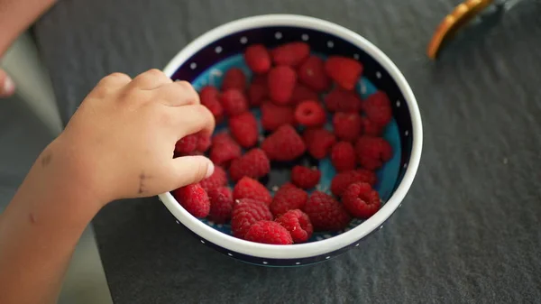 Hand Grabbing Raspberry Fruit Bowl — Stockfoto