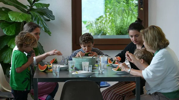 Familia Reunida Mesa Comiendo Comida Familia Vida Real Sentada Hora — Foto de Stock