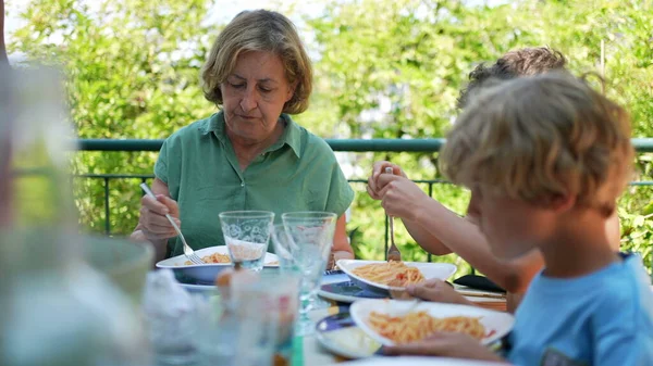 Familia Almorzando Afuera Reunidos Durante Comida — Foto de Stock