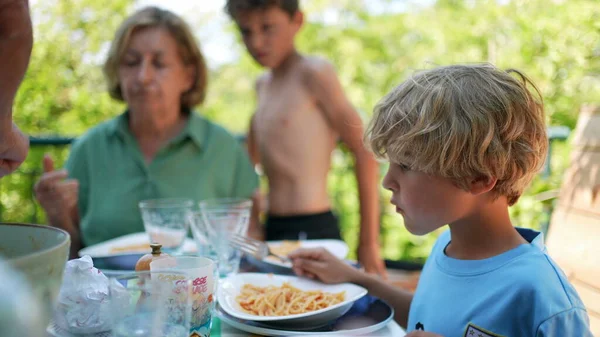 Familie Isst Mittagessen Freien Während Des Essens — Stockfoto