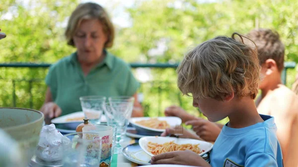 Familie Isst Mittagessen Freien Während Des Essens — Stockfoto