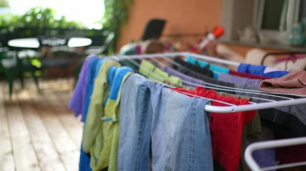 Renkli Giysileri Kurutmak Çamaşır Kurutma Rafları — Stok fotoğraf