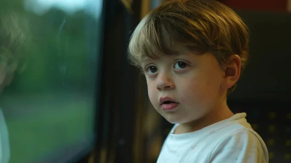 Enfant Voyageant Train Petit Garçon Regardant Par Fenêtre Train — Photo