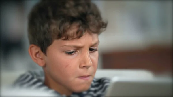 Dětská Překvapená Reakce Drží Tabletu Chlapec Wow Čelit Emoce — Stock fotografie