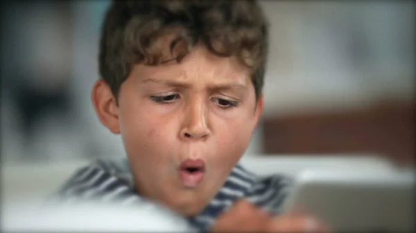 Ребенок Удивился Реакции Планшетом Мальчик Эмоция Лица — стоковое фото