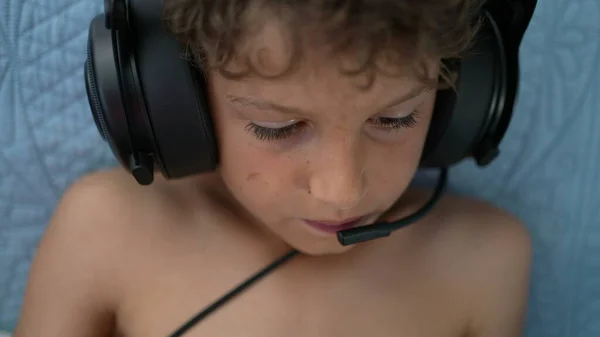Παιδί Παίζει Παιχνίδι Στο Tablet Φορώντας Ακουστικά Απευθείας Σύνδεση — Φωτογραφία Αρχείου