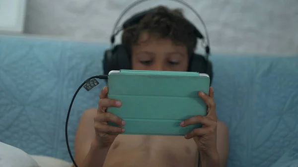 Kind Speelt Spel Tablet Dragen Headset Online — Stockfoto