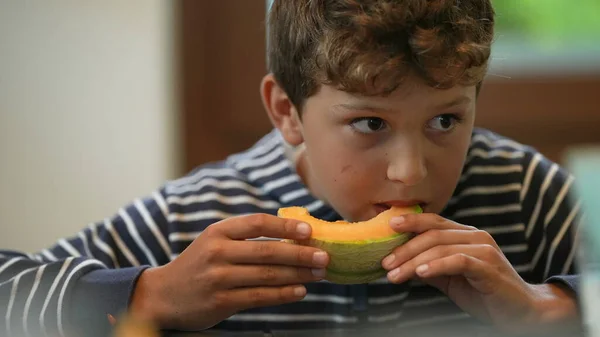 Bambino Mangiare Melone Frutta Bambino Pensoso — Foto Stock