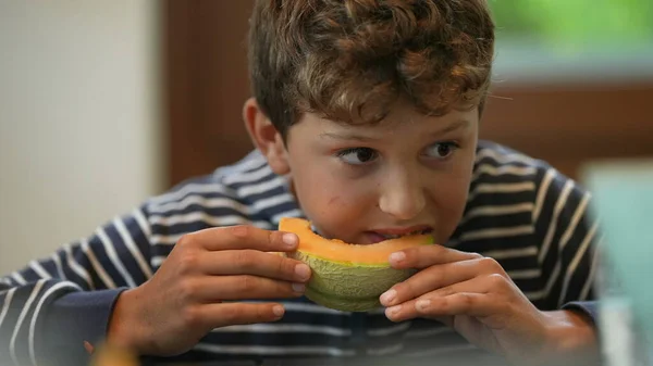 Bambino Mangiare Melone Frutta Bambino Pensoso — Foto Stock