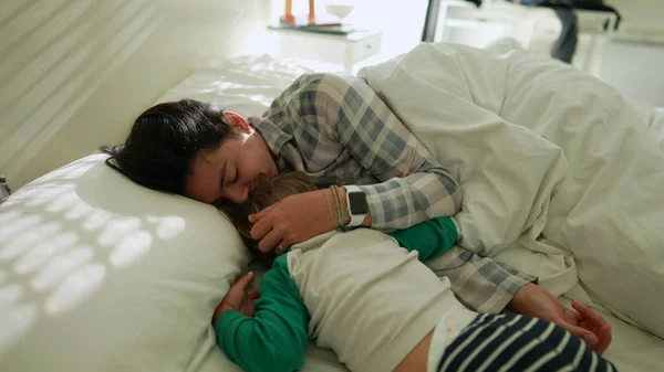 Criança Mãe Carinho Abraçar Cama Juntos — Fotografia de Stock