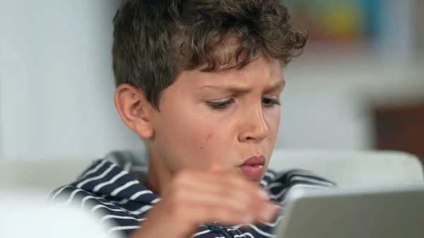 Dziecko Zdumione Reakcją Treści Online Gospodarstwa Tablet — Zdjęcie stockowe