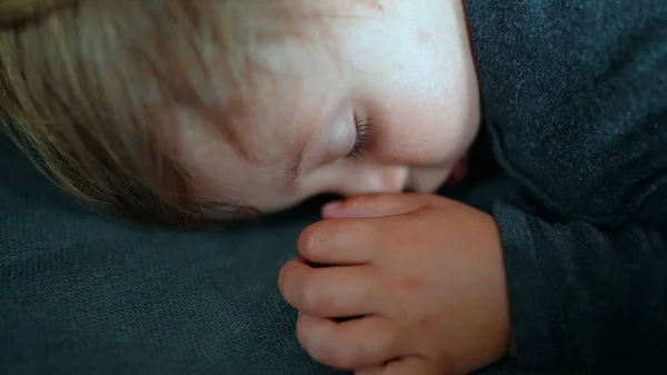 Детский Дневной Сон Лежа Диване — стоковое фото