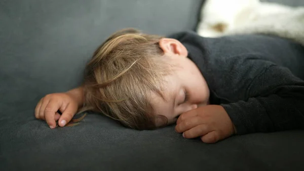 Criança Tarde Cochilo Deitado Sofá — Fotografia de Stock