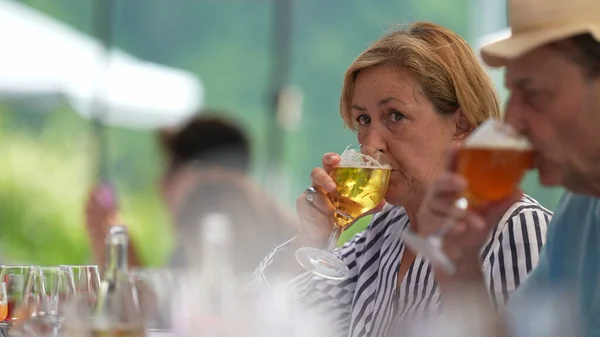 Pareja Mayor Cándida Bebiendo Cerveza Senior Mujer Bebidas Proyecto Cerveza — Foto de Stock