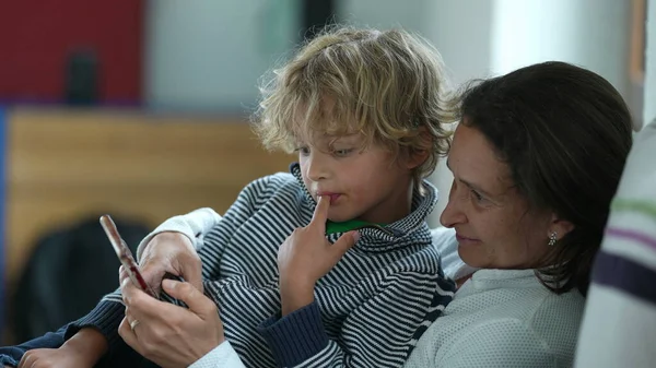 Ukryta Matka Dziecko Patrząc Zawartość Telefonu Razem Siedzi Kanapie — Zdjęcie stockowe