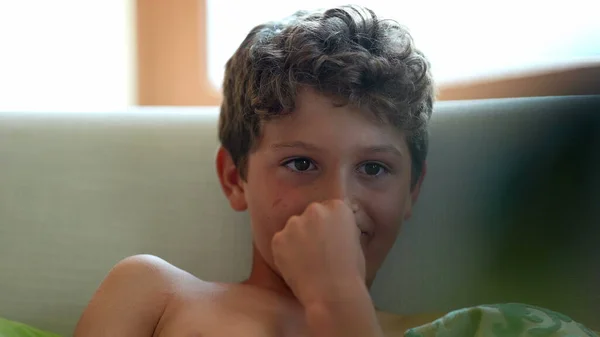 Candid Bonitão Cara Menino Sorrindo Sentado Sofá Assistindo Filme — Fotografia de Stock