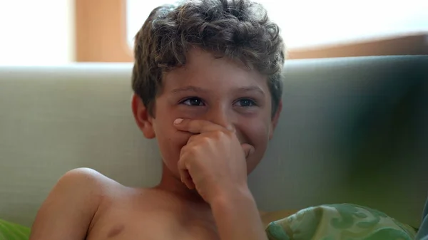 Kanepede Oturmuş Film Izlerken Gülümseyen Samimi Küçük Çocuk Yüzü — Stok fotoğraf