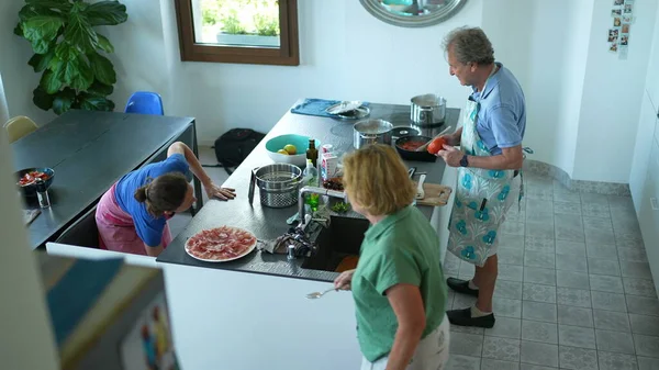 Счастливая Семья Кухне Дома Готовит Еду — стоковое фото